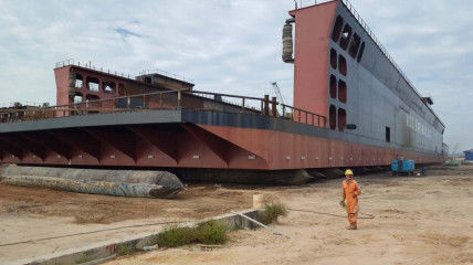 กระเป๋าอากาศเรือด้านท่าเรือสําหรับการบรรทุก