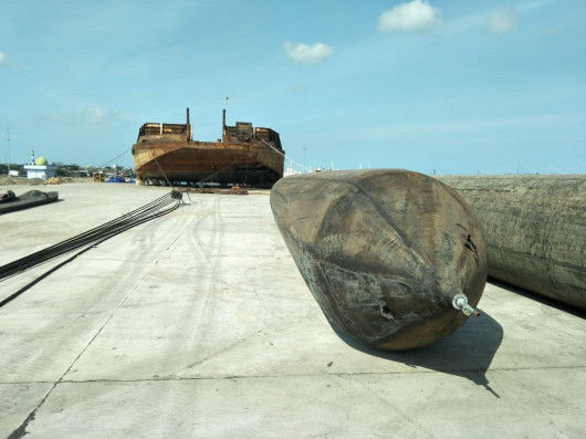 การ dock และการปล่อยกระเป๋าอากาศสําหรับเรือ