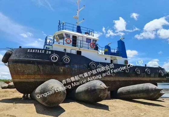 การปล่อยเรือและการยกเรือ